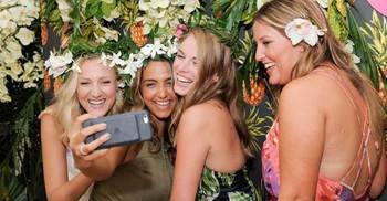 Selfies fuel boom in make-up sales for Estee Lauder