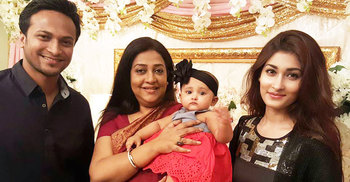 Suborna shoots photo with Sakib’s daughter