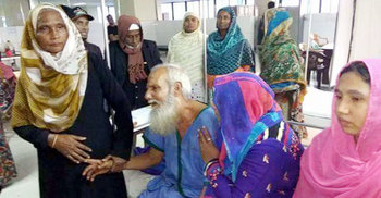 সেই বৃদ্ধকে নিতে এসেছেন স্বজনরা