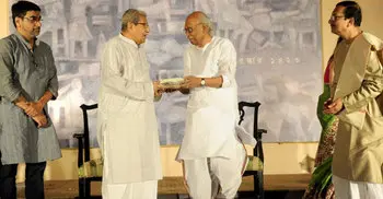 Anisuzaman receives Ananda Purashkar