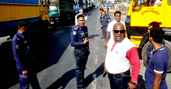 ধর্মঘটের দ্বিতীয় দিনে পুলিশি প্রহরায় চলছে ট্রাক