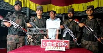 বেনাপোলে ১৪ পিস স্বর্ণের বারসহ আটক ১