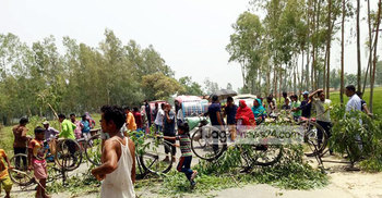বিরলে ৪২ একর ধানখেত নষ্ট, কৃষকদের সড়ক অবরোধ