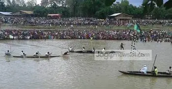 রামুতে নৌকা বাইচ প্রতিযোগিতায় লোকারণ্য