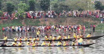 হাতিরঝিলে জমজমাট নৌকা বাইচ