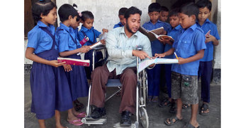 দুই হাতে ভর করেই জীবন জয়