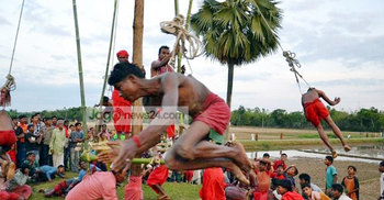 ঐতিহাসিক চড়ক পূজায় নারী-পুরুষের ঢল