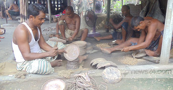 বিলুপ্তির পথে চাঁপাইনবাবগঞ্জের কাঁসা শিল্প 