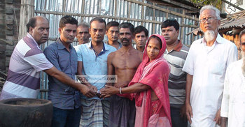 ফেসবুকে টাকা সংগ্রহ করে সেই তিন পরিবারকে গরু দান