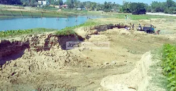 নদী রক্ষা বাঁধের মাটি বিক্রি হচ্ছে ইটভাটায় : ৩ গ্রামে আতঙ্ক