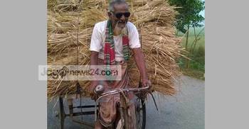 একদিন ভ্যান না চালালে চিন্তায় পড়েন শতবর্ষী কাচু মোহাম্মদ