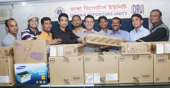 ডিআরইউকে কম্পিউটার সামগ্রী দিল আইসিটি মন্ত্রণালয়