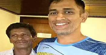 Dhoni meets old tea-seller friend 
