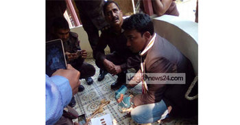 জুতার ভেতর মিললো ৪টি স্বর্ণের বার