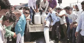 6 farmers killed in police firing in India