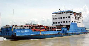 পদ্মায় যাত্রী নিয়ে ডুবোচরে আটকা ফেরি