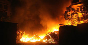 গাজীপুরে সিরামিকস কারখানার কার্টনের গোডাউনে আগুন