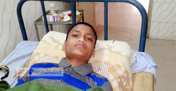 বাবাকে না পেয়ে সন্তানকে মেরে আহত করল পুলিশ