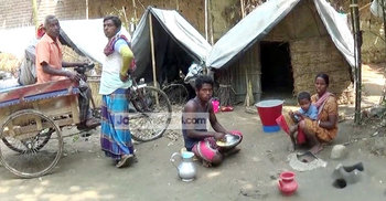 সেই তাঁবুতেই দিন কাটছে দুই শতাধিক সাঁওতাল পরিবারের