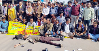 সড়কে কলম-ক্যামেরা রেখে প্রতিবাদ