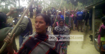 তীর-ধনুক-লাঠি নিয়ে সাঁওতালদের বিক্ষোভ