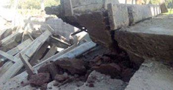 সিমেন্ট ছাড়া ঢালাই, ধসে পড়লো স্কুলের সিঁড়ি