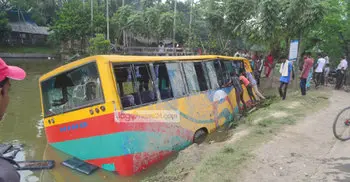 যশোরে পুকুরে বাস : আহত ১৫