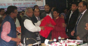 ঝালকাঠিতে শীতার্তদের মাঝে শিল্পমন্ত্রীর কম্বল বিতরণ