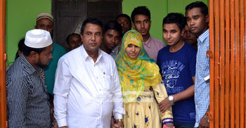 বিমানে চড়ে বাড়ি ফিরলেন সেই খাদিজা