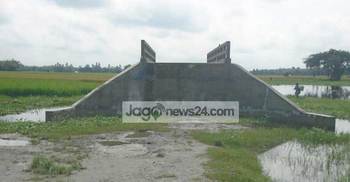 মাঠের মাঝে সেতু