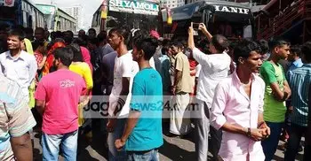 Garment workers block roads in Kalyanpur