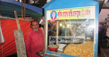 মুক্তিযোদ্ধা করিম মাঝির জীবন চলে চানাচুর বিক্রি করে
