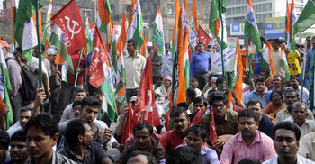 রাস্তা অবরুদ্ধ, ছেলেকে বাঁচাতে পারলেন না বাবা