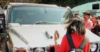 Crazy fan stops MS Dhoni’s Hummer outside Ranchi airport