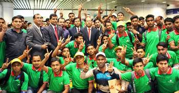 কাজ শুরুর আগে দোয়া চান বাংলাদেশি শ্রমিকরা