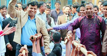 মানবসেতুতে না উঠে দৃষ্টান্ত গড়লেন আতাউল