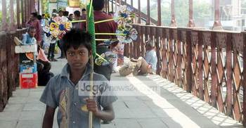 অন্যরা স্কুলে যায়, আমার বোনটা চেয়ে চেয়ে দেখে