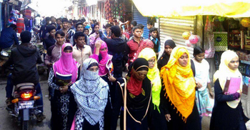 মঠবাড়িয়ায় ফরম পূরণ না হওয়ায় শিক্ষার্থীদের বিক্ষোভ