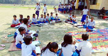 খোলা আকাশের নিচে পাঠদান