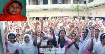 স্কুলছাত্রীকে চুলের মুঠি ধরে মারলেন ঝাড়ুদার