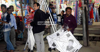 মাইক-পোস্টারের উত্তেজনা সাধারণের মনে ধরেনি