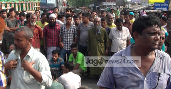 নাটোরে রাস্তা অবরোধ করে ব্যবসায়ীদের বিক্ষোভ