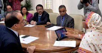 PM opens met office’s “weather app” in mobile phone