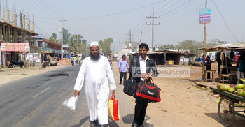বরিশাল-কুয়াকাটা সড়কে বাস ধর্মঘটে বিপাকে পর্যটকরা