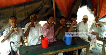 চায়ের চুমুকে সম্প্রীতির খোশ-গল্প