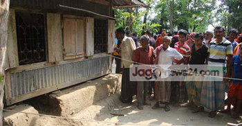 ঘর থেকে টেনে বের করে স্কুলশিক্ষককে কুপিয়ে হত্যা