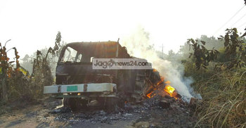 রাঙামাটিতে দুটি মালবাহী ট্রাকে দুর্বৃত্তদের আগুন
