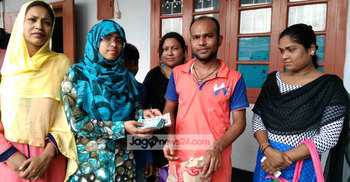 কুড়িয়ে পাওয়া টাকা মালিককে খুঁজে ফেরত দিলেন সুমি