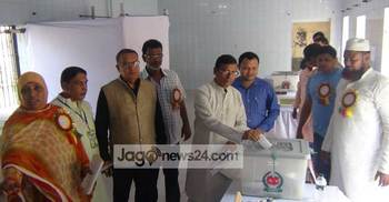 সাতক্ষীরা জেলা ক্রীড়া সংস্থার ভোট গ্রহণ চলছে