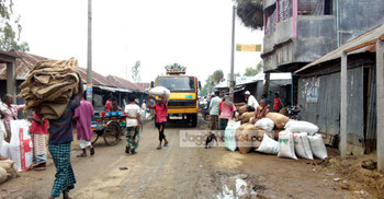 রাস্তার উপর বসছে শত বছরের ধানের হাট